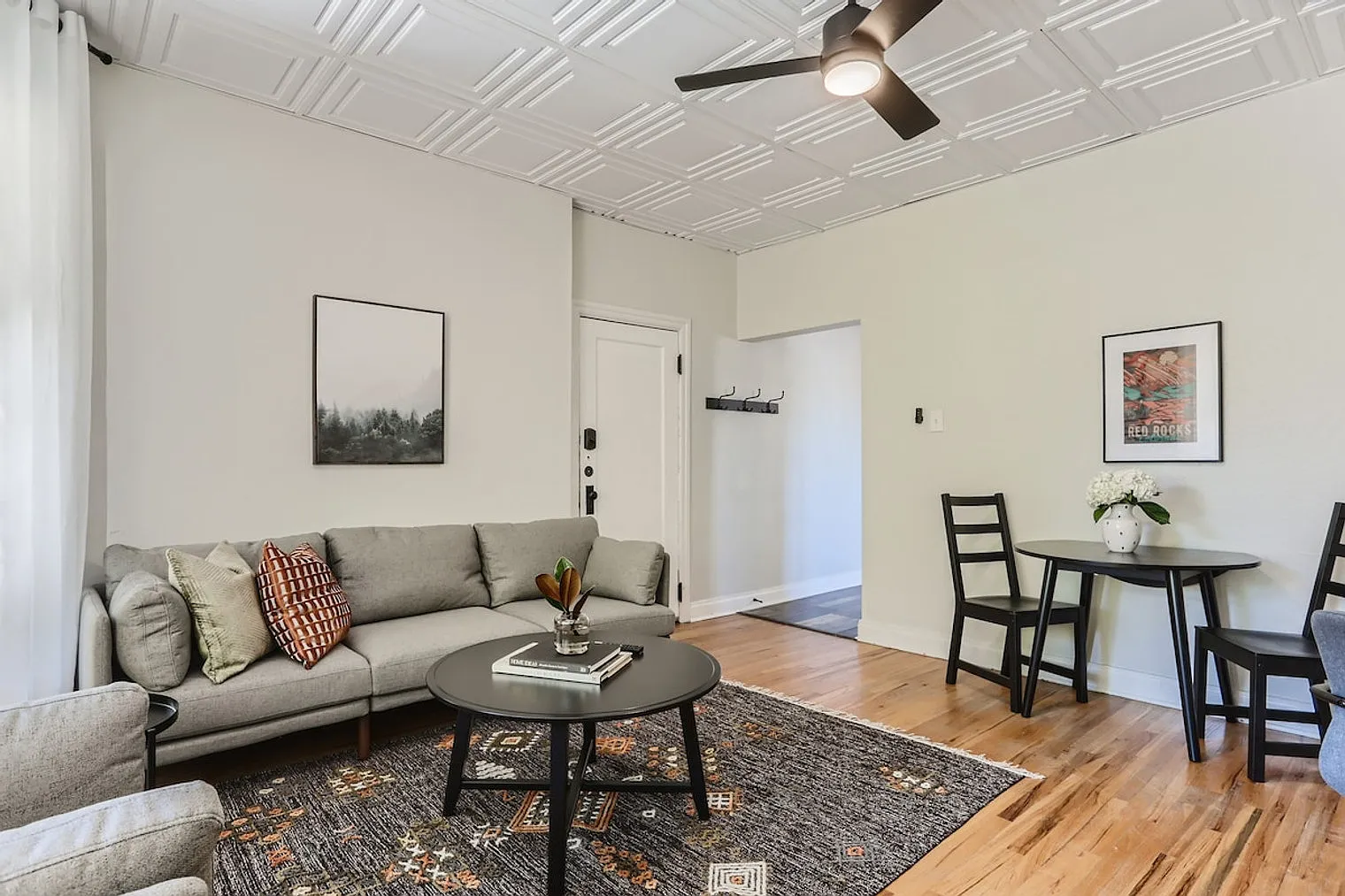 1 bed, 1.0 bath, 656 sqft, $2,747 — Photo 2