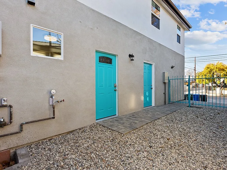 11560 Archwood St — Photo 2
