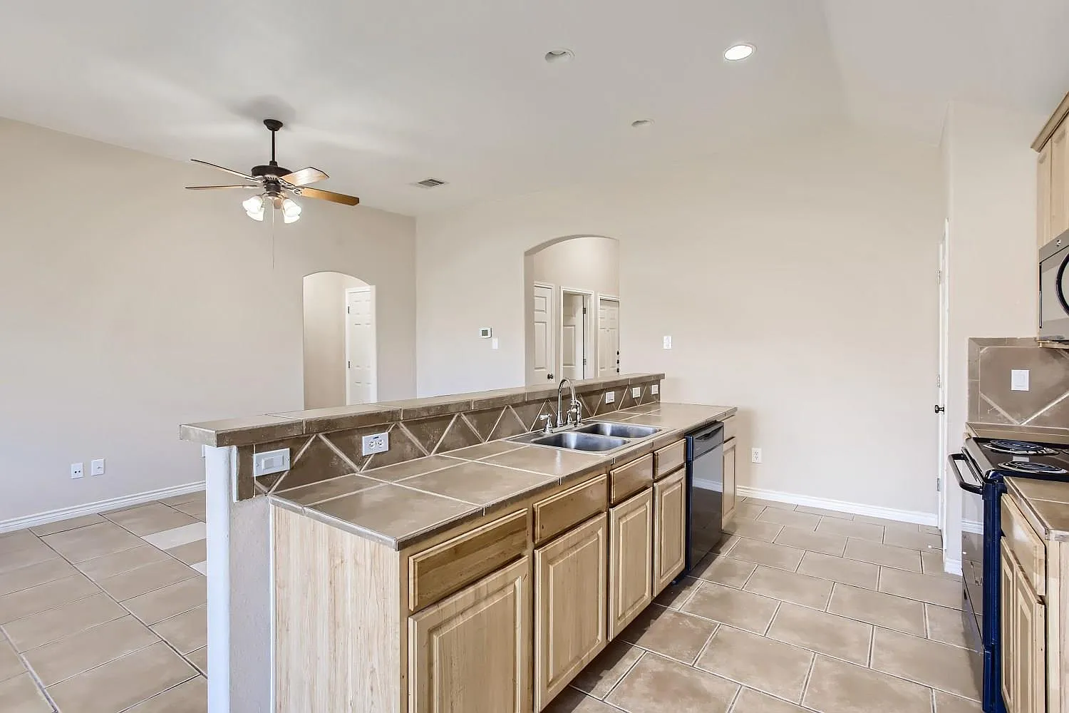 3 bed, 2.0 bath, 1335 sqft, $1,499 — Photo 4