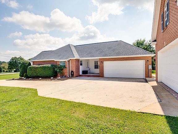 3rd image of 221 Brandi Cir