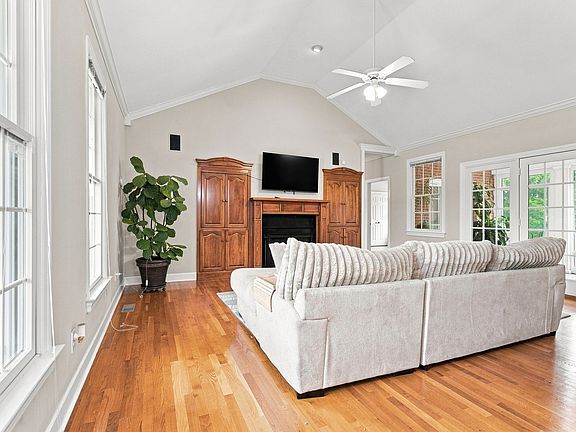 3rd image of 131 Maple Dr