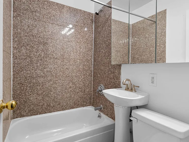 329 W 14th St #D3 — Photo 4