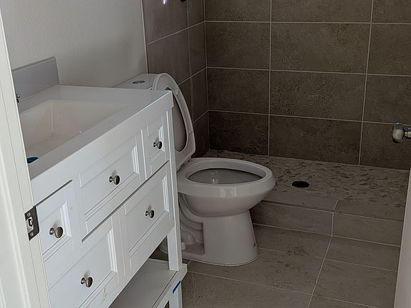 3rd image of 910 Patrick Dr