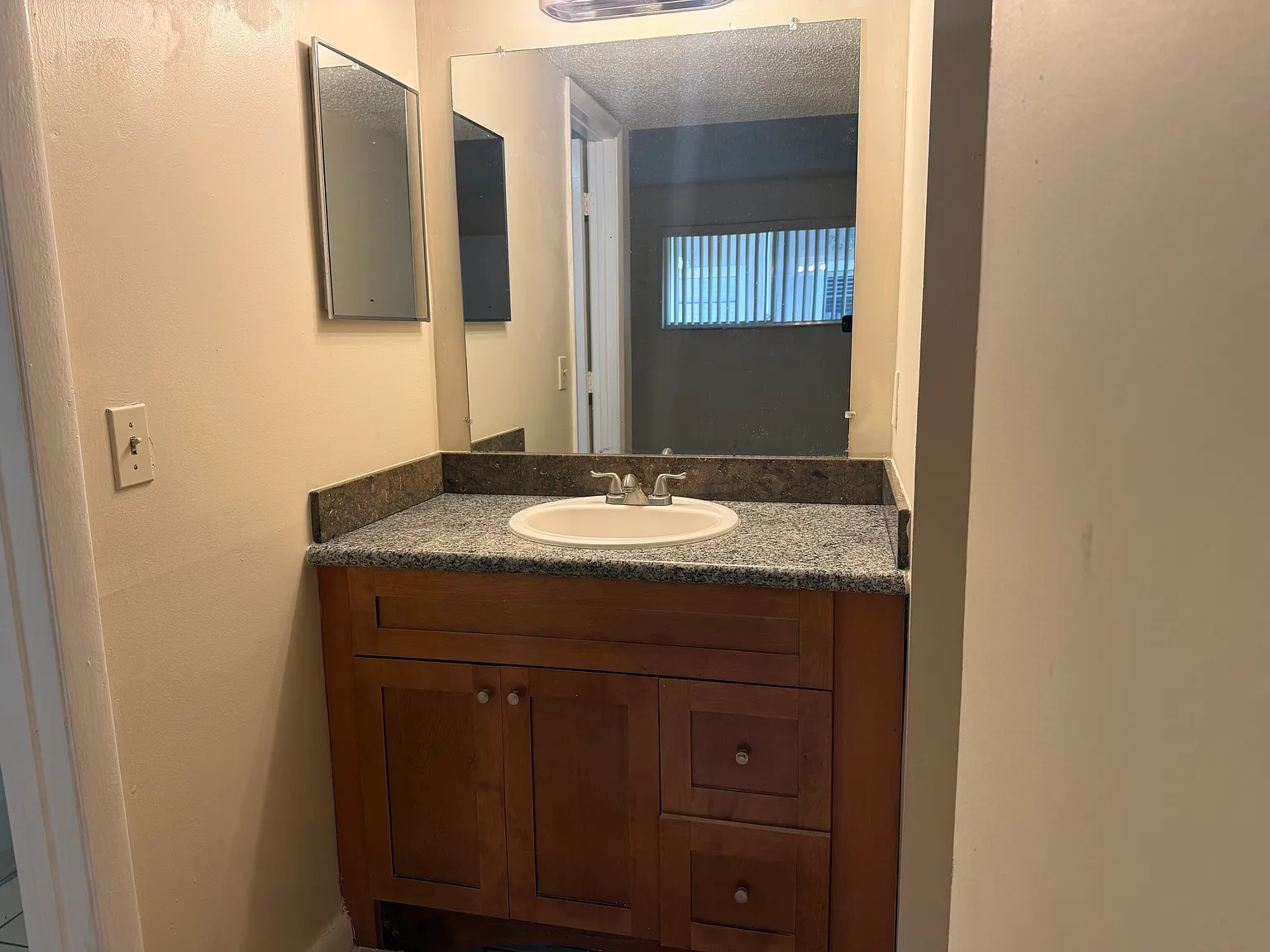 2 bed, 910 sqft, $1,900 — Photo 3