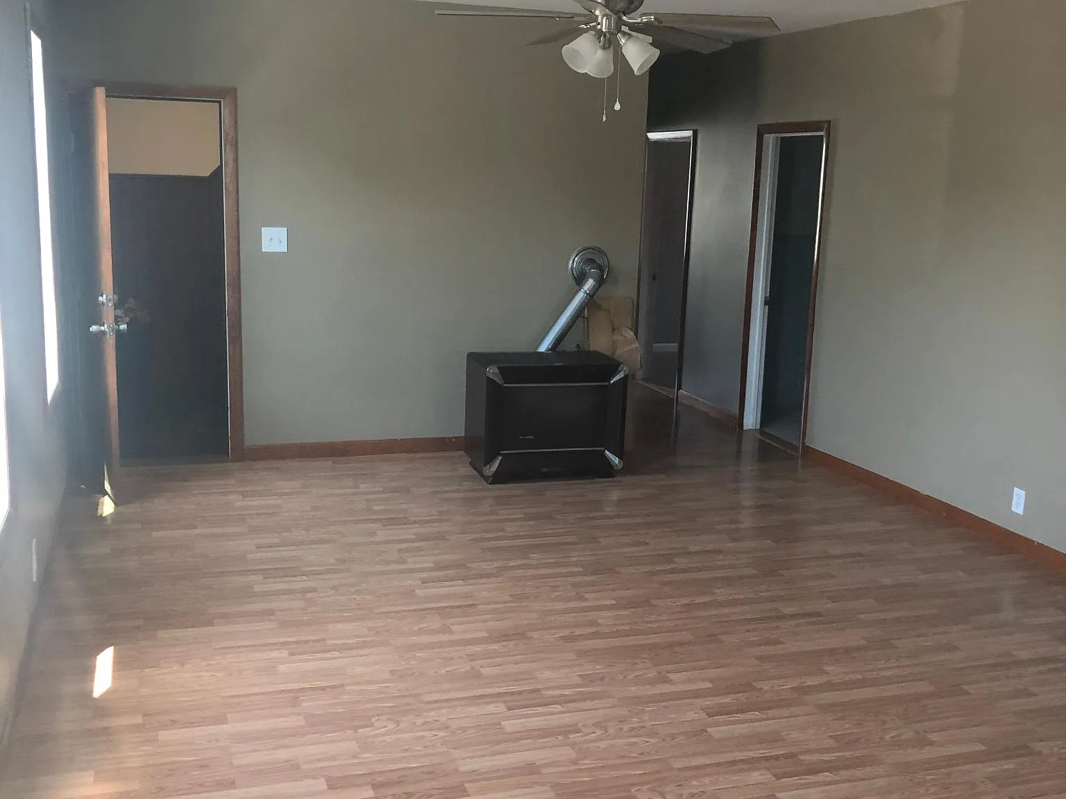 3 bed, 800 sqft, $1,800 — Photo 3