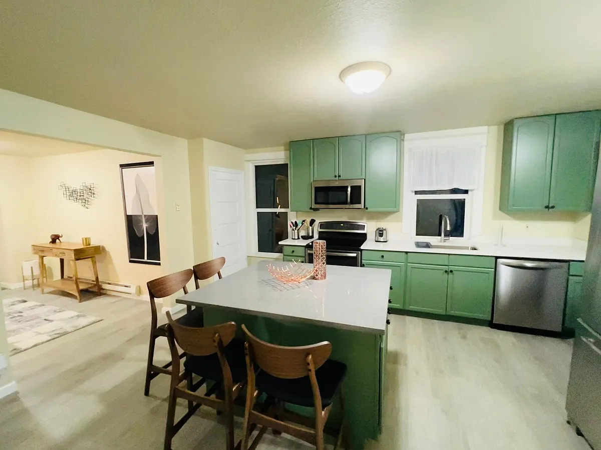 Building Photo - 2021 Rockefeller Ave #B