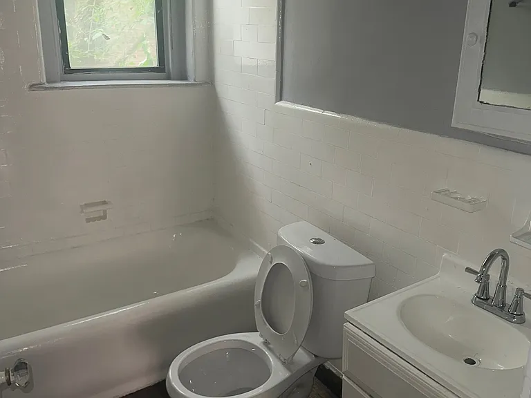130-136 Garrett Rd #E402 — Photo 4