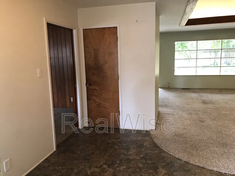710 NW Midland Ave — Photo 16