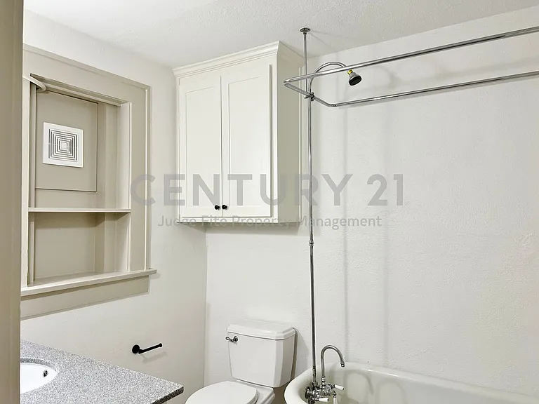 420 W Franklin St #4 — Photo 6