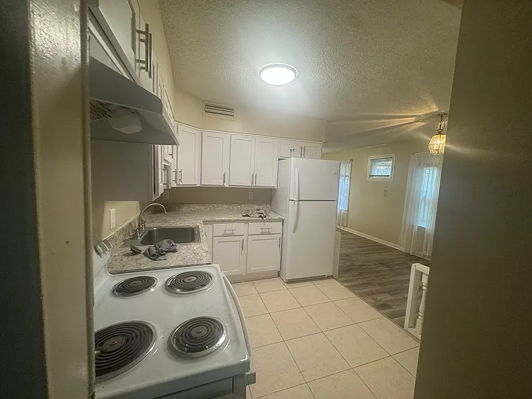 250 E 48th St — Photo 10