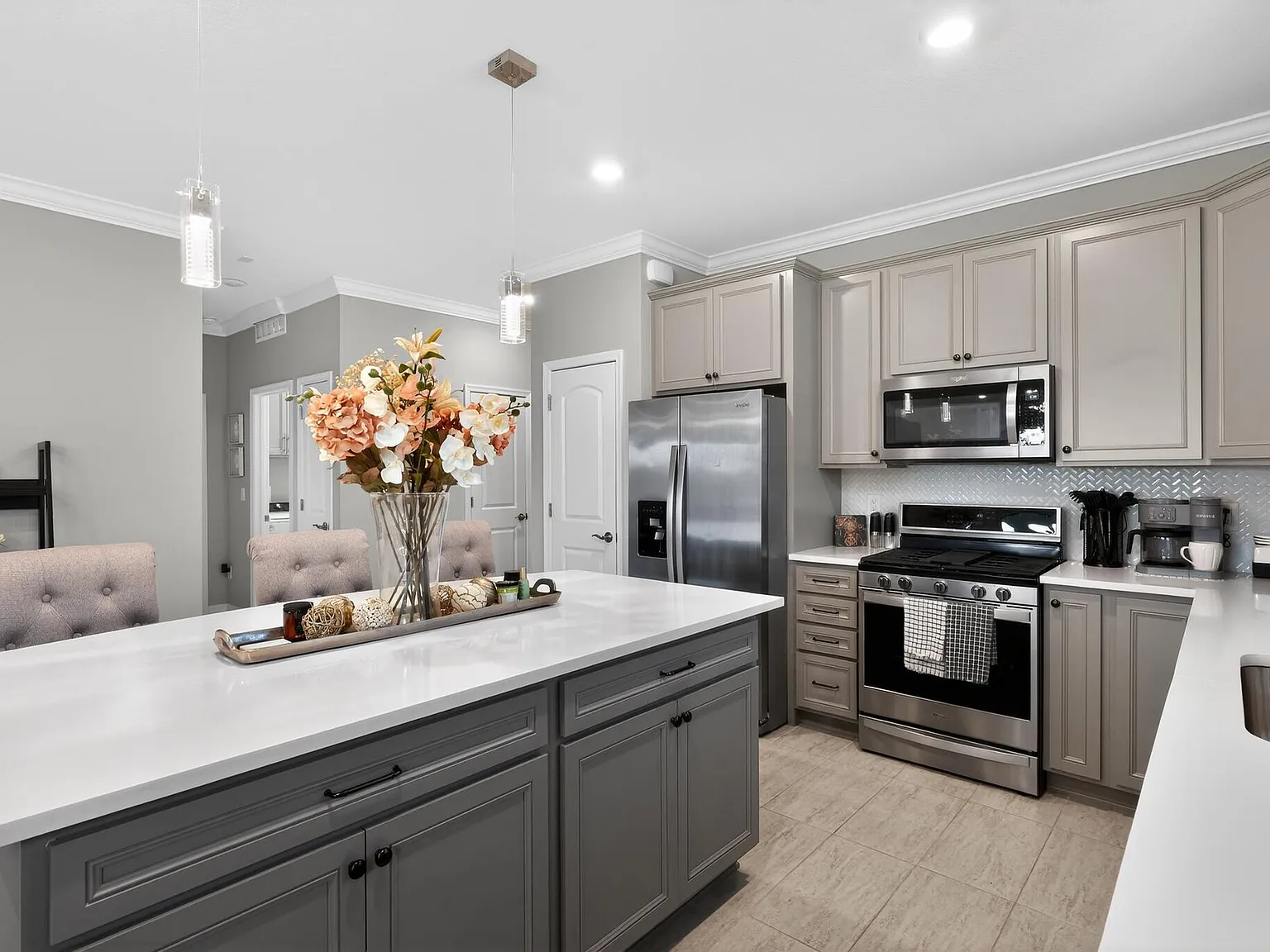 4 bed, 3.0 bath, 1972 sqft, $3,200 — Photo 3