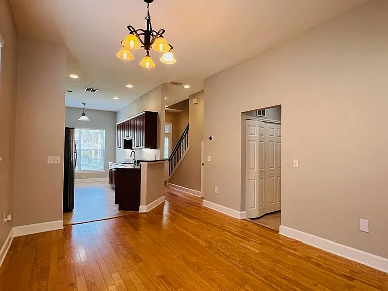 332 E Kaley St — Photo 4