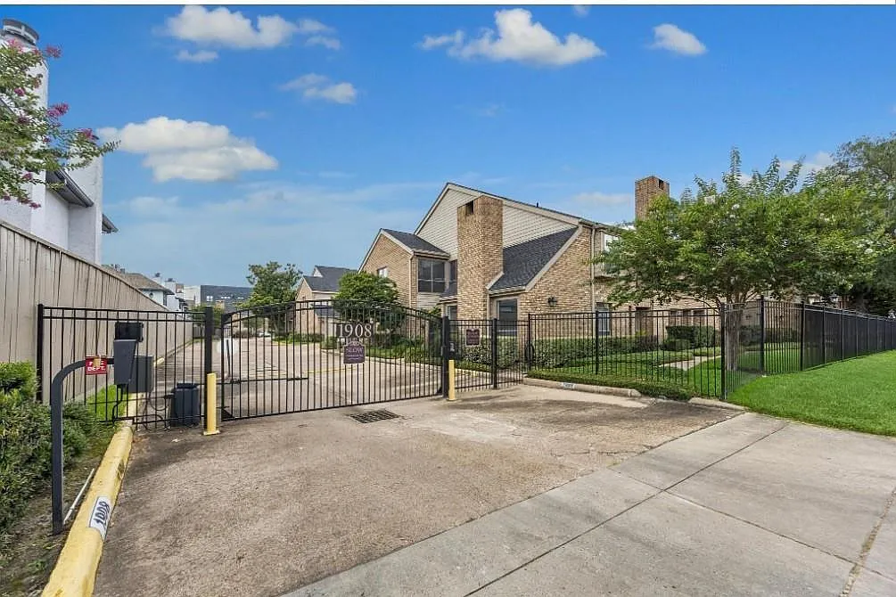 2 bed, 2.5 bath, 1480 sqft, $2,200 — Photo 1