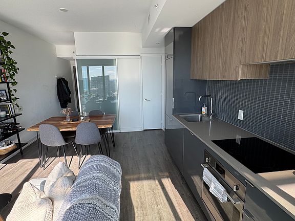 5th image of 161 Roehampton Ave #3902