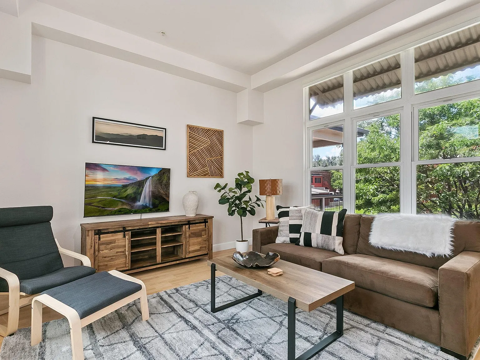 2 bed, 1008 sqft, $3,100 — Photo 1