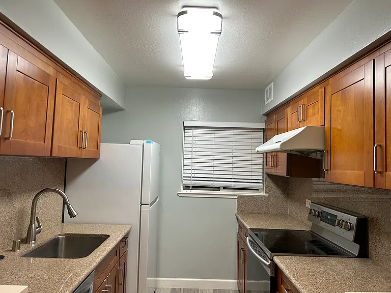 5211 Admiralty Ln — Photo 3