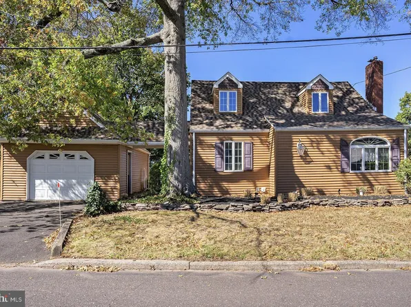 111 W Silver St, Silverdale, PA 18962