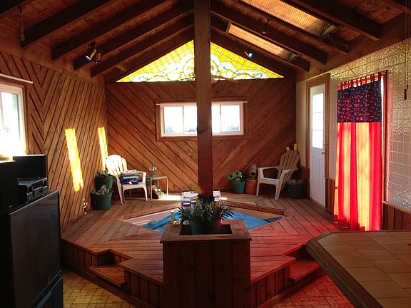 wet bar/hot tub room