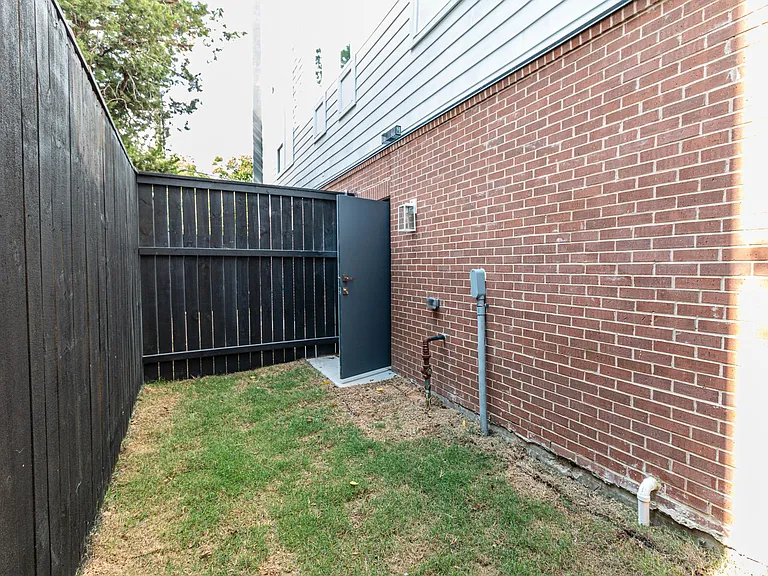 4210 Roseland Ave #104 — Photo 38