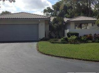 2 Northwoods Ln, Boynton Beach, FL 33436