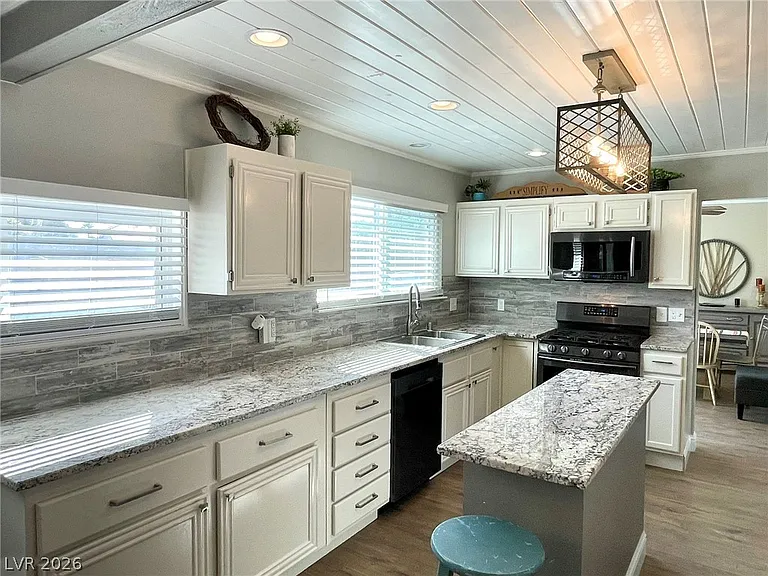 2246 Windsor Dr — Photo 13