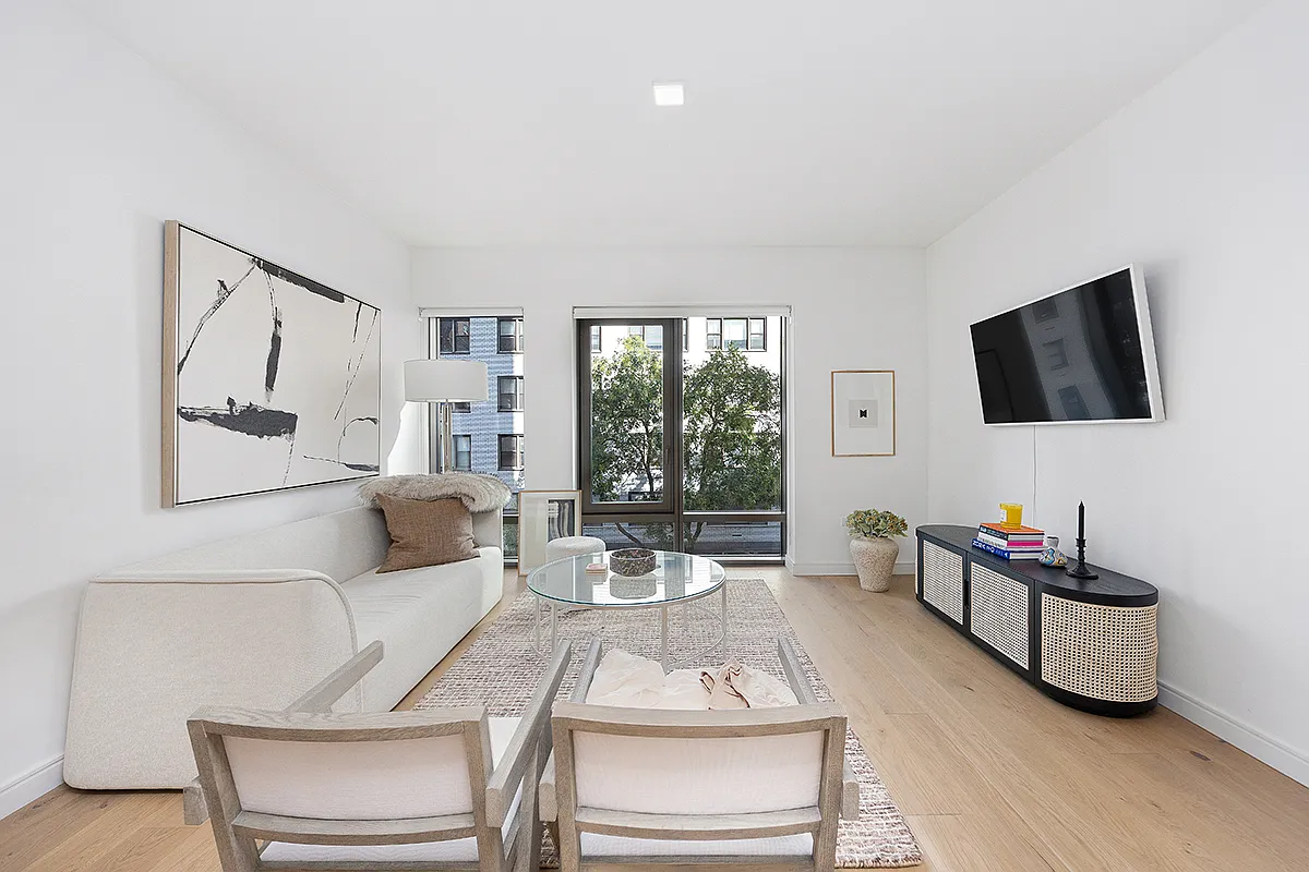 200 E 21st St APT 3D photo 1
