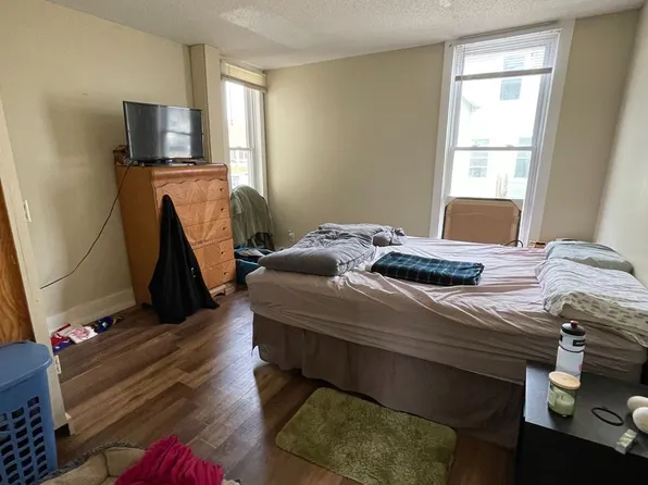 3 Bedroom Apartment Near UW-La Crosse with Off-Street Parking