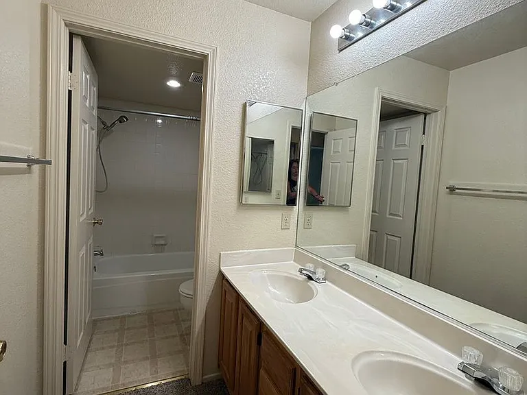 696 Harvard Ct — Photo 25