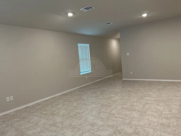 1319 Iron Horse Dr — Photo 4