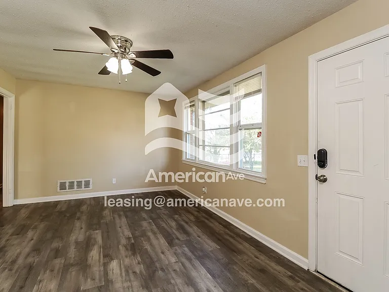 1426_004_living_room_13638865.jpg
