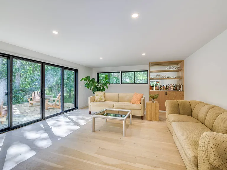 76 Peconic Hills Dr — Photo 5