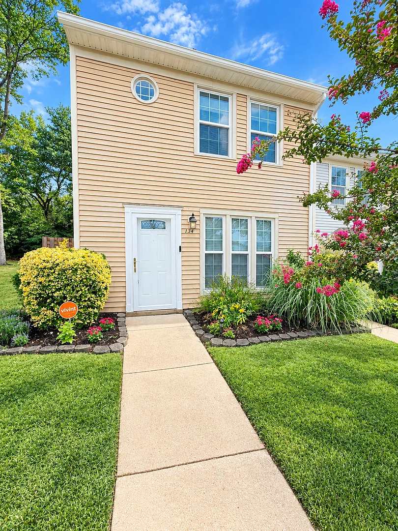 Spacious End-Unit Townhome with Fenced Yard Near APG & I-95 — Photo 1