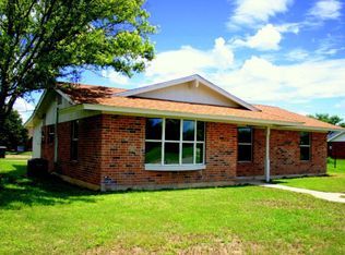 156 W Brazos St, Uvalde, TX 78801