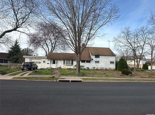 146 S Cypress Ln, Westbury, NY 11590