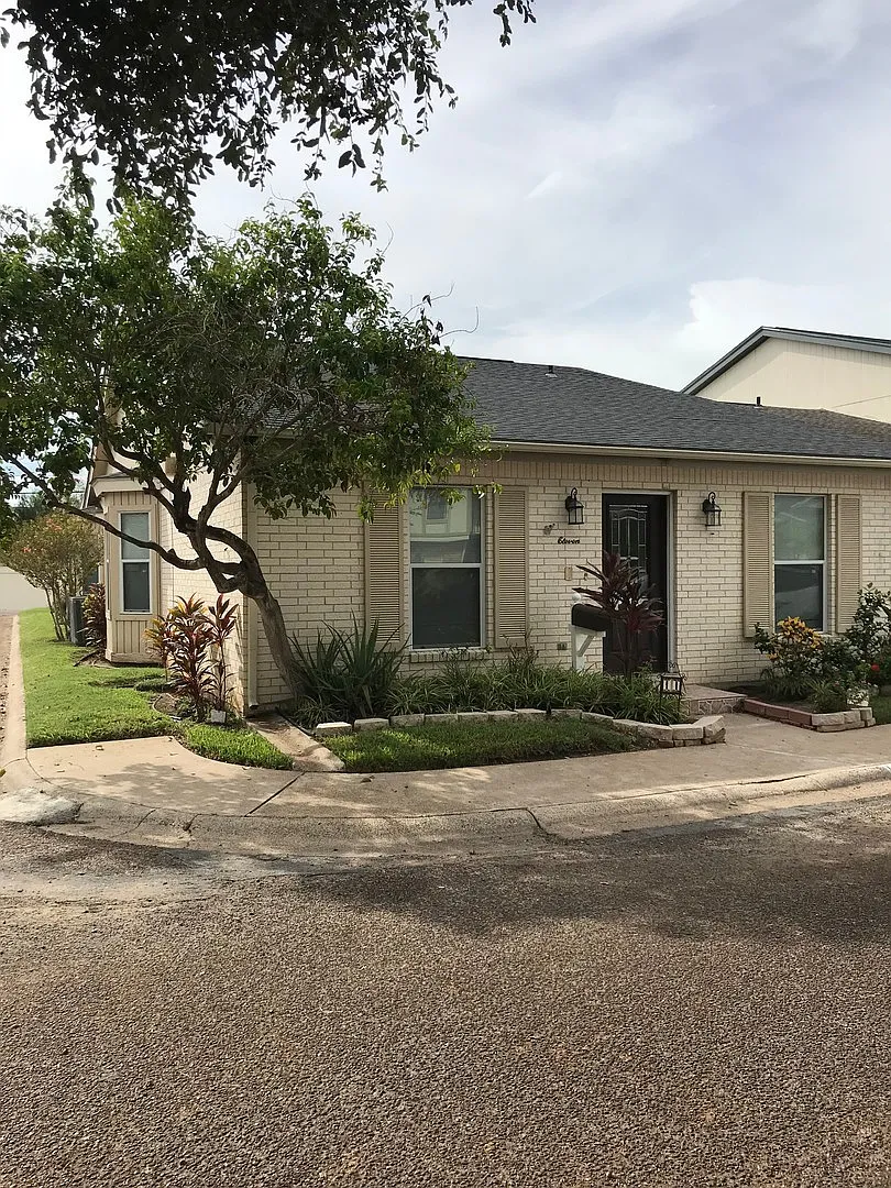 Spacious Townhouse in a Great Location!! — Photo 1