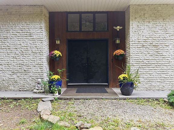 3rd image of 822 Semmels Hill Rd