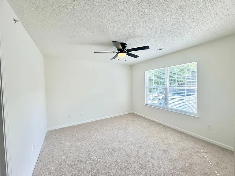 Lakeview Apartments — Photo 6