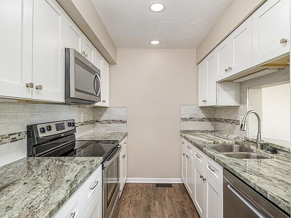 3rd image of 922 Lost Valley Ct