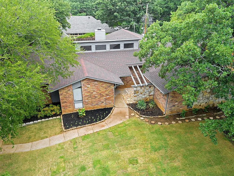 2011 Reverchon Dr — Photo 22