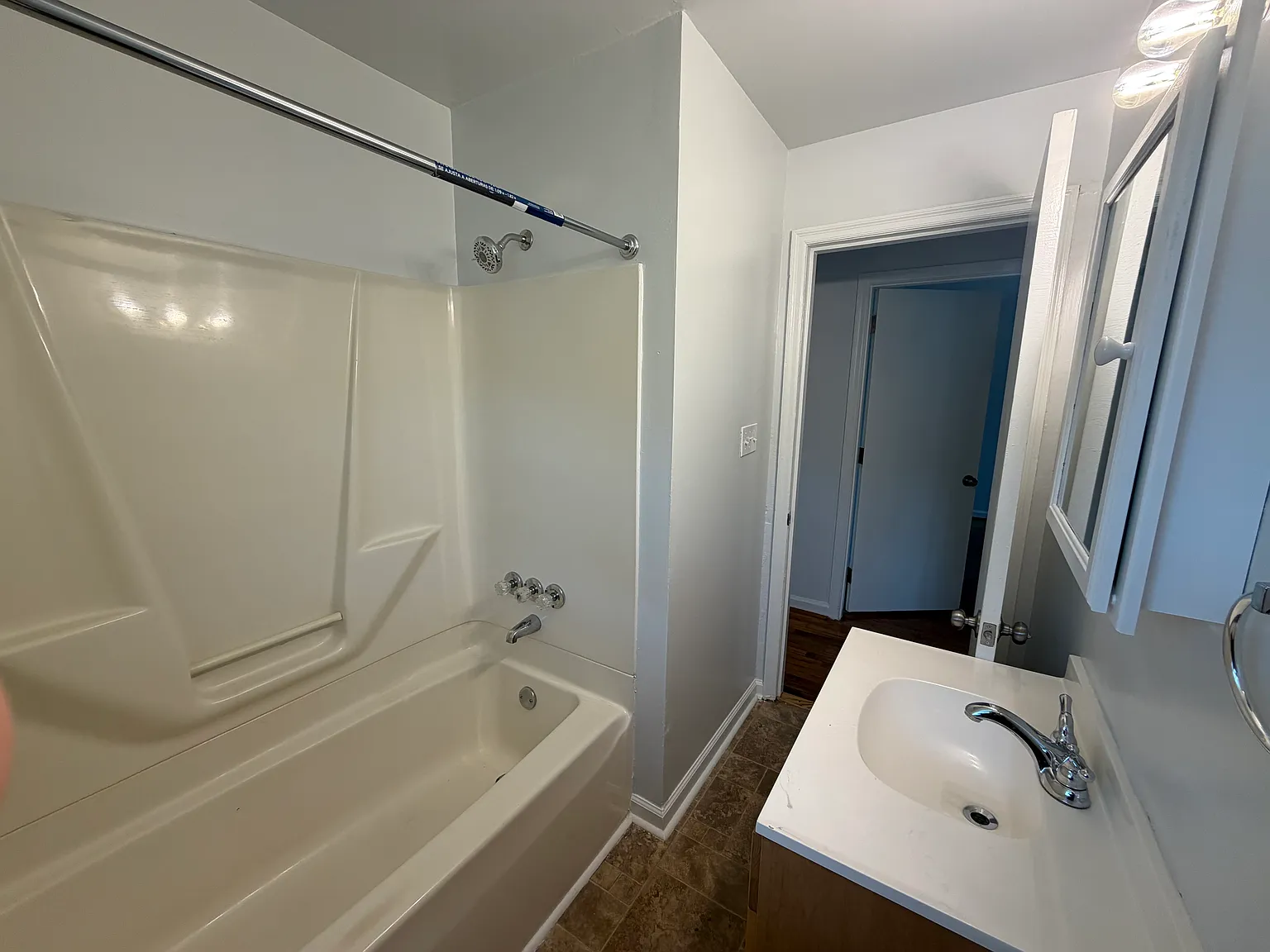 3 bed, 864 sqft, $1,800 — Photo 2
