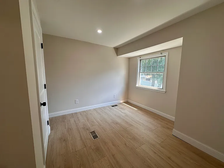 80 Holland Ave — Photo 9
