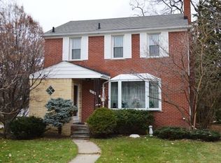 1916 Prestwick Rd, Grosse Pointe Woods, MI 48236