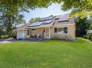 146 Deer Lake Dr, North Babylon, NY 11703