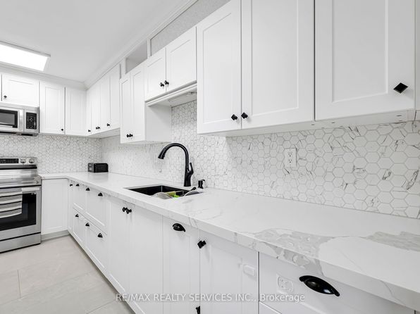180 Markham Rd #1701, Toronto, ON M1M 2Z9