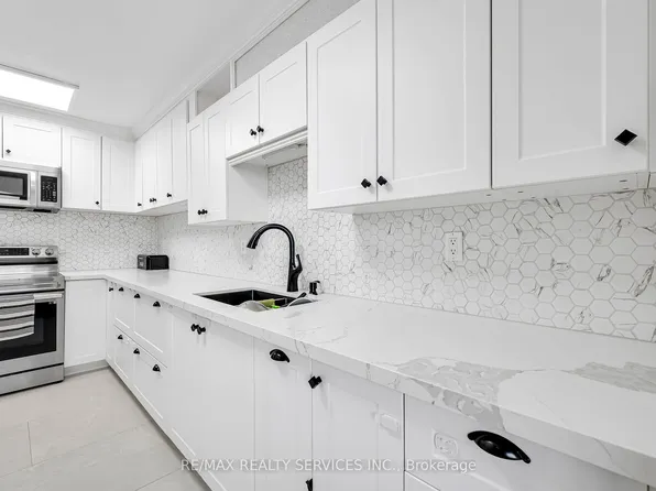 180 Markham Rd #1701, Toronto, ON M1M 2Z9