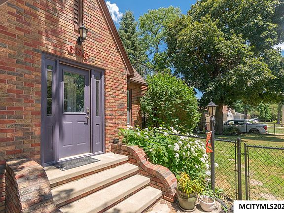 5th image of 636 2nd St NE
