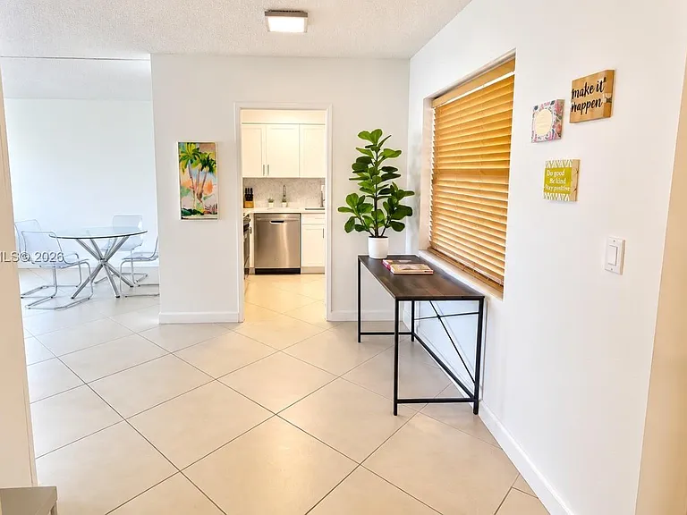 220 Kings Point Dr #105 — Photo 8