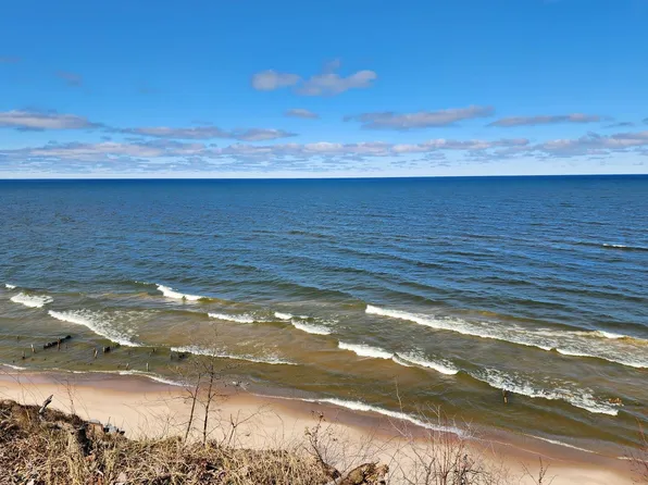 9 W Fox Farm Rd, Manistee, MI 49660