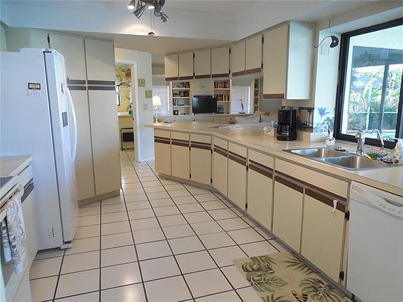 4th image of 3905 Crooked Island Dr