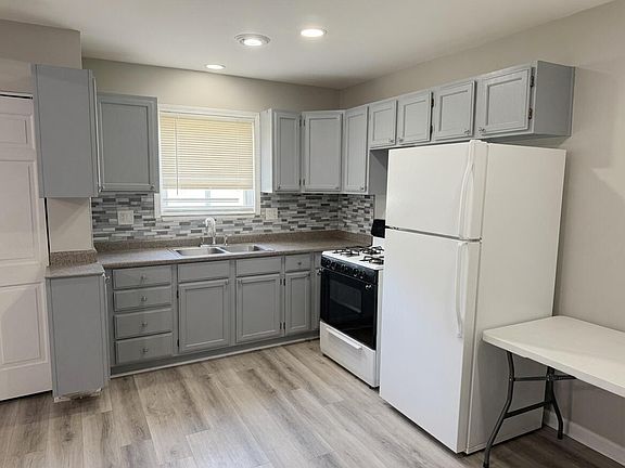 5th image of 2190 Garrick Ave